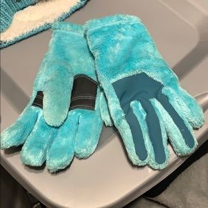 Igloo Accessories - Hat & Gloves Igloo Accessories - Hat & Gloves